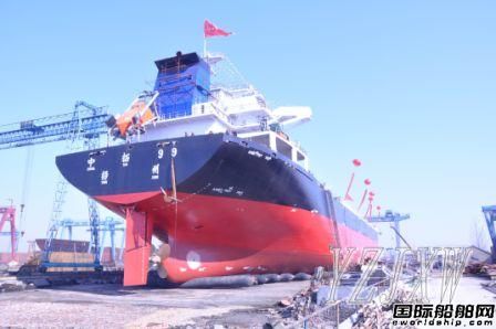 儀征市康平船廠5.1萬噸級新船下水