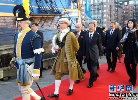 溫家寶參觀“哥德堡號(hào)”仿古船