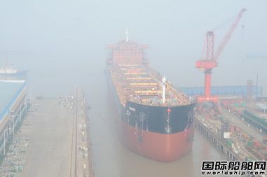 泰州中航3#8.2萬噸散貨船（TC0103）出塢