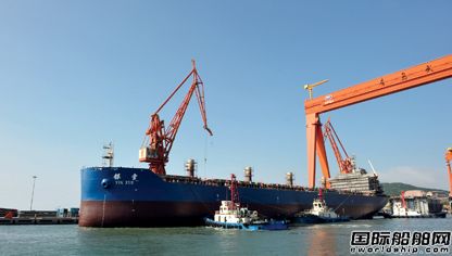 武船集團(tuán)實現(xiàn)兩船出塢兩船漂浮 
