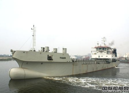 河船重工3700m3開(kāi)體泥駁（SB814）交付
