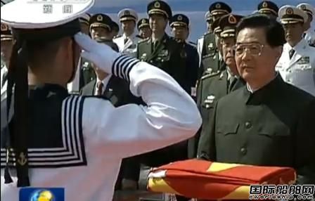 胡錦濤登上“遼寧”號航母