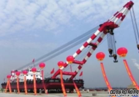 長沙船舶廠一艘500噸起重船下水