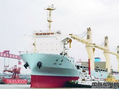 南通中遠(yuǎn)川崎一艘多用途重吊船出塢