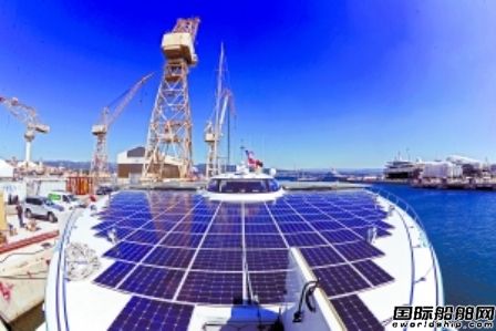 太陽(yáng)能雙體船PlanetSolar停泊法國(guó)