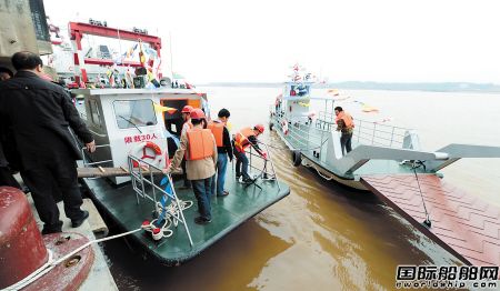 長(zhǎng)沙船舶廠造“不沉船”首航成功