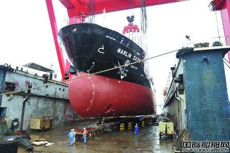 外高橋造船臨港海工首制加油船下塢