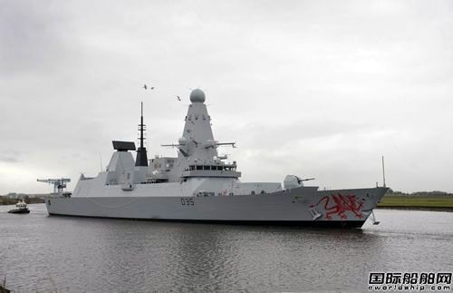 英國驅(qū)逐艦“龍”號首次使用兩架直升機