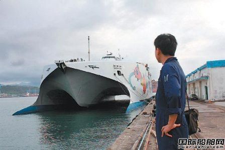 “麗娜”號(hào)客貨輪首航