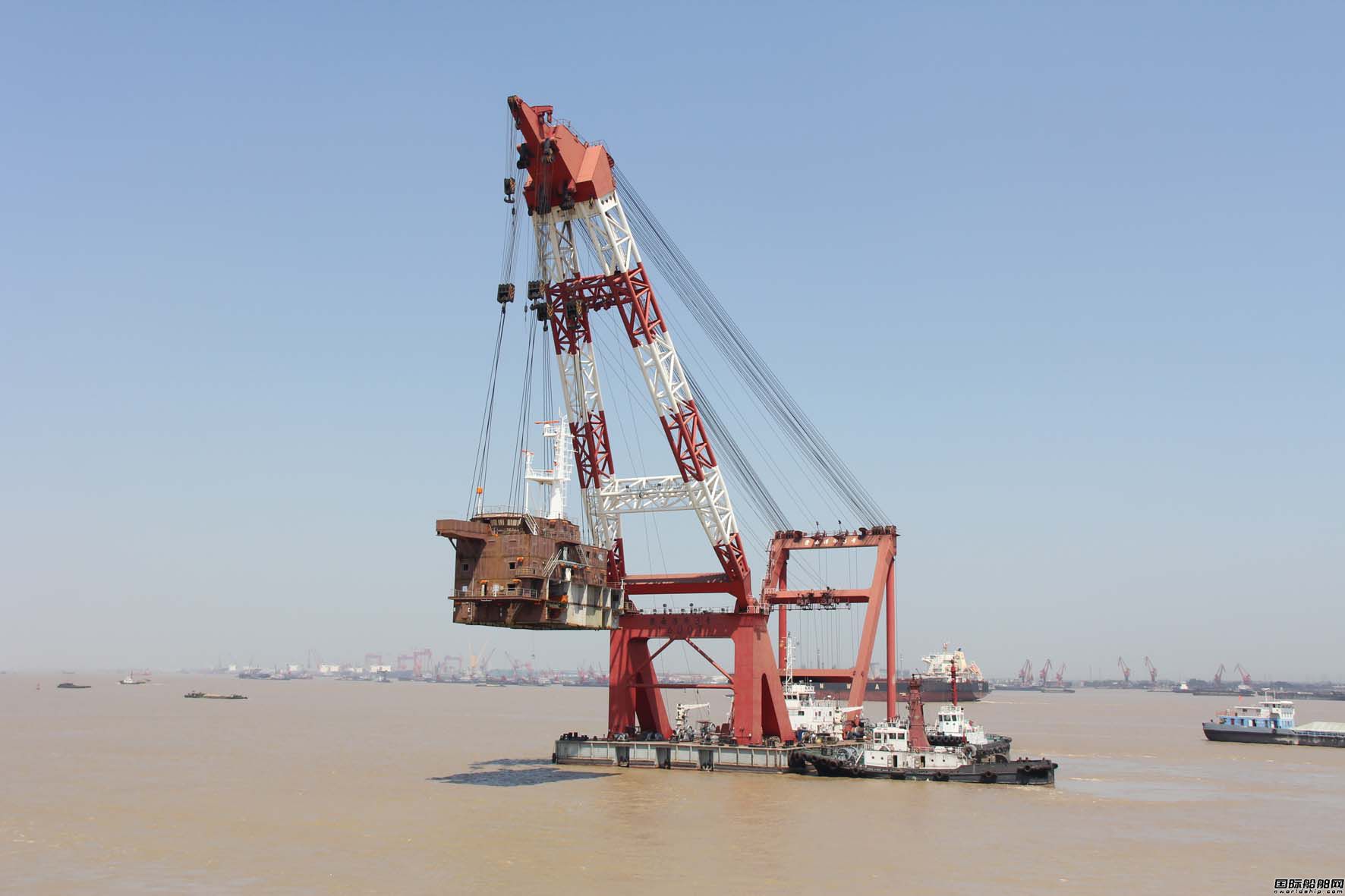 中船澄西2號39500噸船上建無余量吊裝
