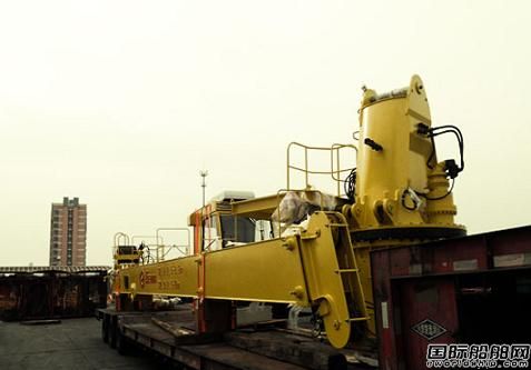 南通潤邦重工為油井生產(chǎn)船交付起重機