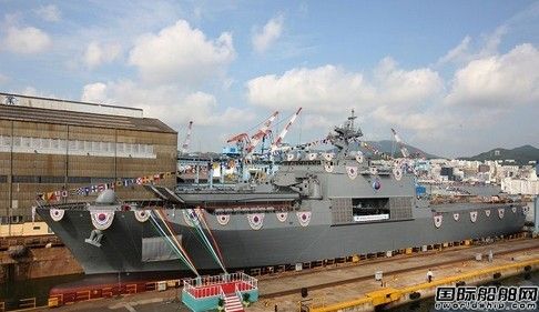 韓進(jìn)重工一艘登陸艦下水