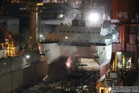 中國(guó)自研雙體船在黃埔船廠深夜下水