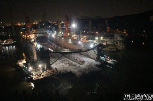 中國自研雙體船在黃埔船廠深夜下水