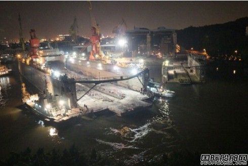 中國自研雙體船在黃埔船廠深夜下水