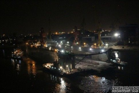 中國自研雙體船在黃埔船廠深夜下水