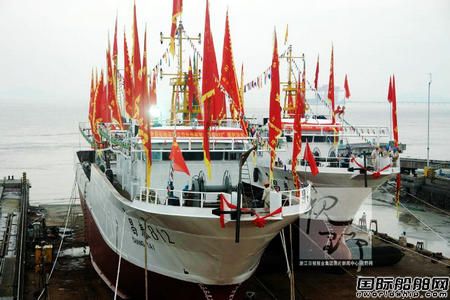 東鵬船舶一對大型遠洋魷釣船下水