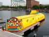 3、“黃色潛水艇”賓館Yellow Submarine Hotel（英國利物浦） 這艘黃色的潛艇曾經(jīng)出現(xiàn)在眾多電影中，如《獵殺紅色十月號》。如今，它屬于商人Alfie Bubbles，他將潛艇重新翻修了一下，使其看上去就像甲殼蟲樂隊(duì)的迷幻音樂作品。同時，他還將船�？吭诩讱はx樂隊(duì)的家鄉(xiāng)利物浦。旅館內(nèi)部處處透露著60年代的風(fēng)格，你可以在船上找到甲殼蟲樂隊(duì)的金唱片，也可以看到電影Quadrophena中的小摩托。