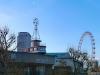 5、、倫敦屋A Room For London （英國倫敦） 并不是所有的輪船旅館都是浮在水面上的！在倫敦泰晤士河的南岸中心，A Room for London輪船旅館就處于伊麗莎白女王大廳之上。坐在旅館中，你可以遙望到著名的倫敦眼、泰晤士河、大本鐘和圣保羅大教堂。盡管說這個船型的旅館只有一個房間，但是房間面積足夠容納一個八邊形的圖書館，里面擁有眾多藏書。一開始酒店只是一個臨時的建筑，但是隨著預(yù)定需求量日漸增加，酒店的建造商打算在2012年之后在其他地點(diǎn)建造相似的酒店。