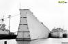 檔案6：肯塔基號(hào)戰(zhàn)列艦，衣阿華級(jí)六號(hào)艦。當(dāng)美國海軍打完二戰(zhàn)后發(fā)現(xiàn)個(gè)問題：艦造得太多了。還在船臺(tái)上的衣阿華級(jí)五、六號(hào)艦處于食之無味，棄之可惜的雞肋狀態(tài)。正巧，1956年，衣阿華級(jí)威斯康星號(hào)因撞船艦艏受損，海軍發(fā)現(xiàn)最經(jīng)濟(jì)的方法是用姊妹艦的零件搞個(gè)“移花接木”，于是肯塔基號(hào)光榮充當(dāng)了“器官捐贈(zèng)者”�，F(xiàn)在剩下個(gè)沒頭船體拆了就不可惜了，1958年，肯塔基號(hào)被除籍并出售拆解。