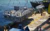 檔案14：衛(wèi)士號(hào)掃雷艦。2013年1月17日，該艦在穿越蘇祿海時(shí)擱淺在菲律賓圖巴塔哈群礁。考慮到事發(fā)地位于菲律賓自然保護(hù)區(qū)，美軍只好解體打撈，一艘先進(jìn)掃雷艦就這樣報(bào)廢——不過衛(wèi)士號(hào)賣不了多少廢鐵，因?yàn)樗鶎俚膹?fù)仇者級(jí)掃雷艦為了消去磁性，艦體是用木頭制的。