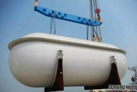 “大良”輪吊裝566噸LPG液化船罐體