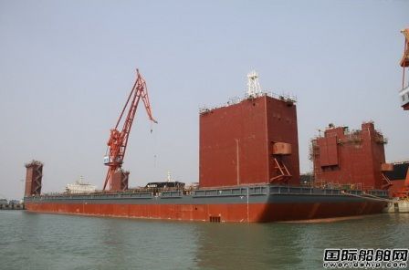 “黃船030”半潛駁助外高橋平臺下水