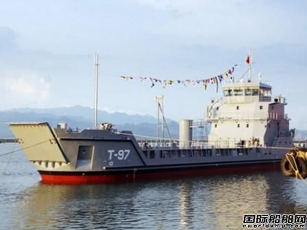 下龍?jiān)齑瑑伤页隹谶\(yùn)兵艦成功下水