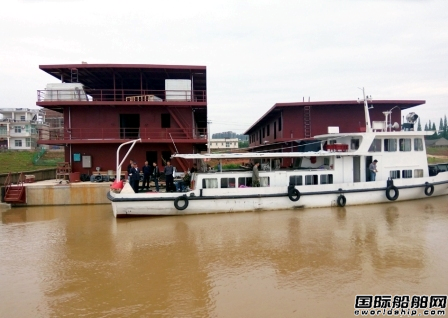 江海船廠二艘40M水泥躉船順利下水
