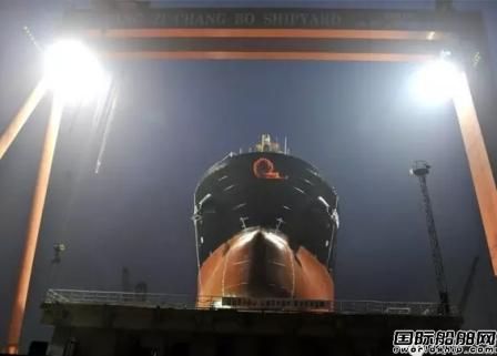 揚(yáng)子江船廠首制36500噸大湖型散貨船下水