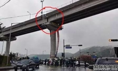 靜坐示威！韓國(guó)船廠工人爬高架橋