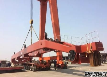 中船綠洲兩臺國內(nèi)最大克令吊下線