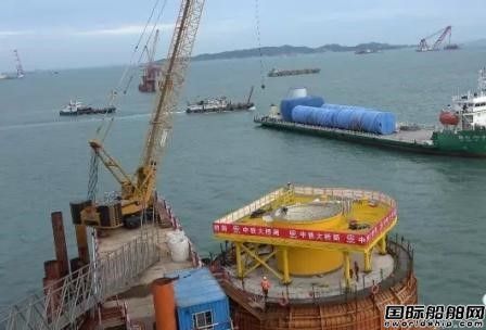 “福船三峽”號順利完成首節(jié)塔筒吊裝