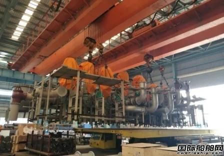 長興重工21000箱船首制船總管單元順利吊裝