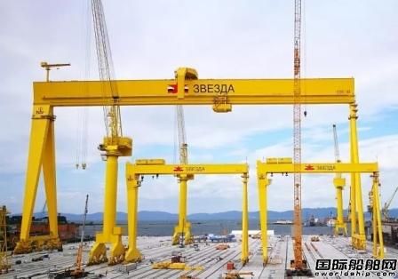 普京檢閱中國船企建造大型吊機(jī)