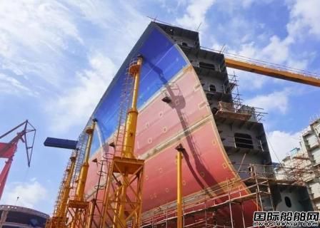長興重工21000箱船首制船總段在順利完成移位