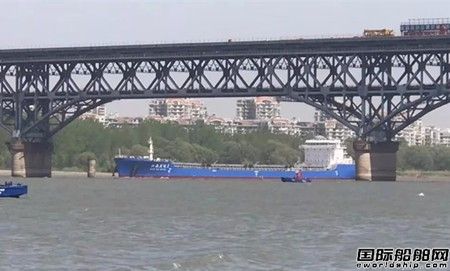 “江海直達1”號順利通過南京長江大橋