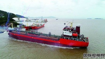 東鵬船舶一艘8000噸加油船下水