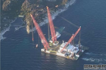 一艘中國(guó)船廠建造起重船抵達(dá)挪威軍艦沉船現(xiàn)場(chǎng)