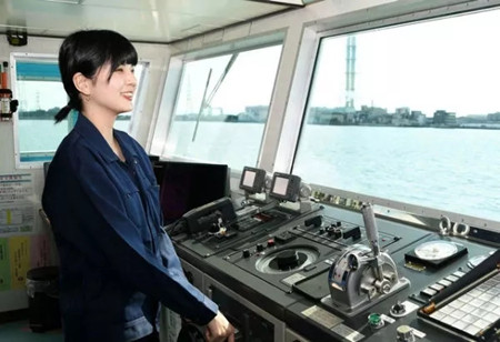 日本19歲高中女生當(dāng)水手跑船