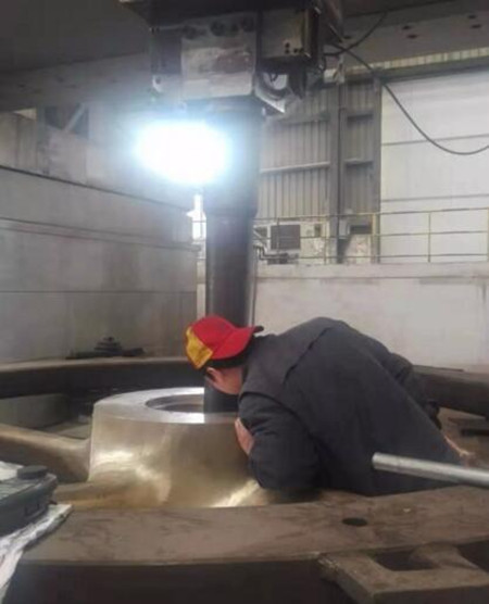 武漢重工成功完成大型整距螺旋槳鍵槽加工