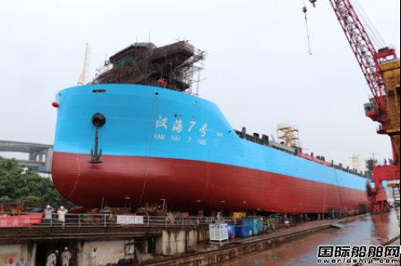 江東船廠建造江海直達(dá)集裝箱船“漢海7號(hào)”下水