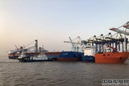 “振華7”輪在上海成功浮裝6艘工程船