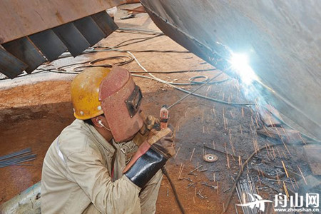 六橫船企疫情防控不松懈開(kāi)足馬力修好船