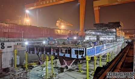 招商金陵威海船廠提前3天完工客滾船艉部分段吊裝