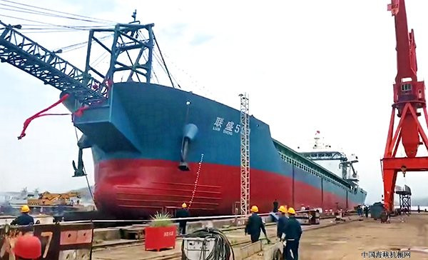 東洋船舶工程公司監(jiān)理大型砂船順利下水