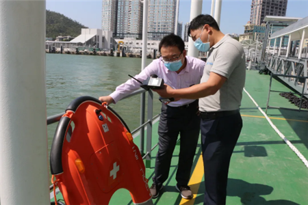 云洲智能水面救生機(jī)器人高效執(zhí)行海港纜繩運(yùn)輸任務(wù)