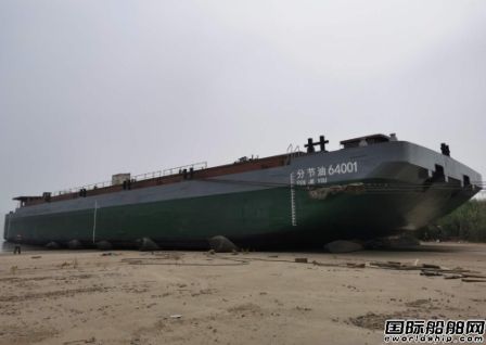 紫金山船廠兩艘4000噸原油分節(jié)駁順利下水
