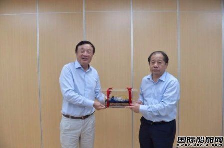 任正非訪問上海交通大學(xué)獲贈“天鯨號”挖泥船模型