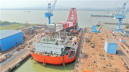 新達(dá)船舶建造2000噸級(jí)起重船順利出塢